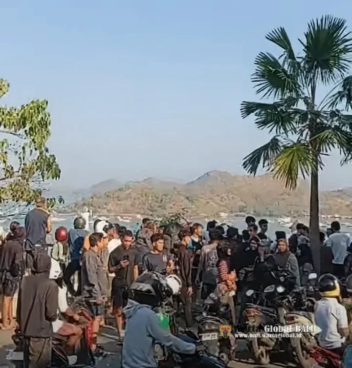 GEMPA M7,7 GUNCANG NTT
Ruang Tunggu Pelabuhan Lorens Say Maumere Ambruk, Operasi SAR Harus Dipastikan