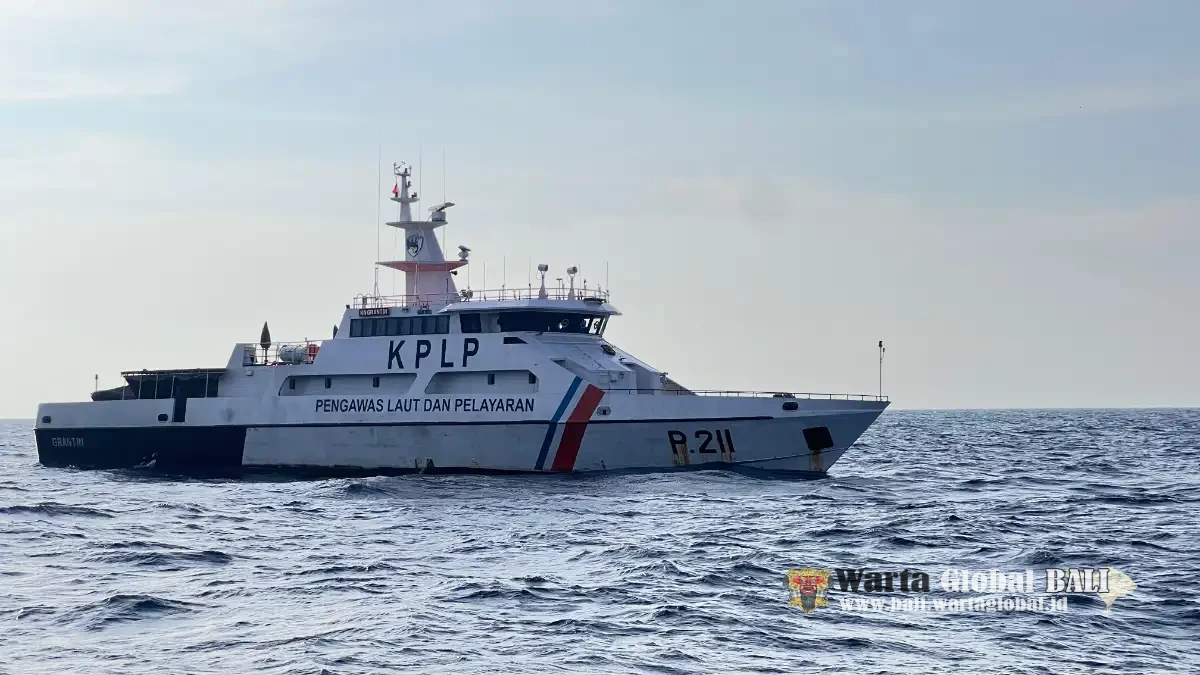 Pangkalan PLP Kelas II Tanjung Perak Kerahkan KN Grantin P.211 Dukung Evakuasi Korban Kebakaran KM Mutiara Sentosa II
