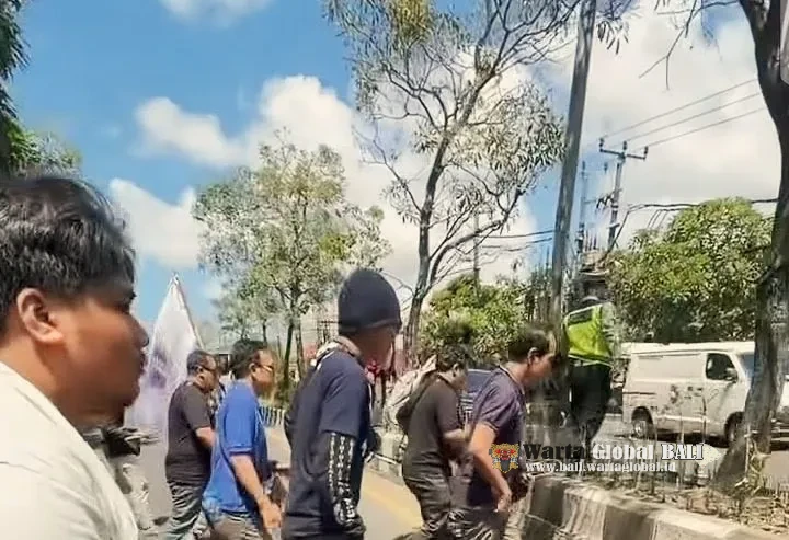 AKSI SOLIDARITAS FSPM BALI DI DEPAN PT ANGKASA PURA SUPPORT DENPASAR, PROTES DUGAAN PHK SEPIHAK
