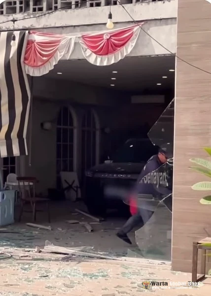 MOBIL LISTRIK MUNDUR TAK TERKENDALI, HANTAM RUMAH MAKAN DI GATSU TENGAH DENPASAR