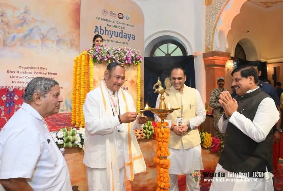 Genta Bali Bergema di India, Ida Rsi Putra Manuaba Serahkan Simbol Budaya kepada Chief Minister Madhya Pradesh