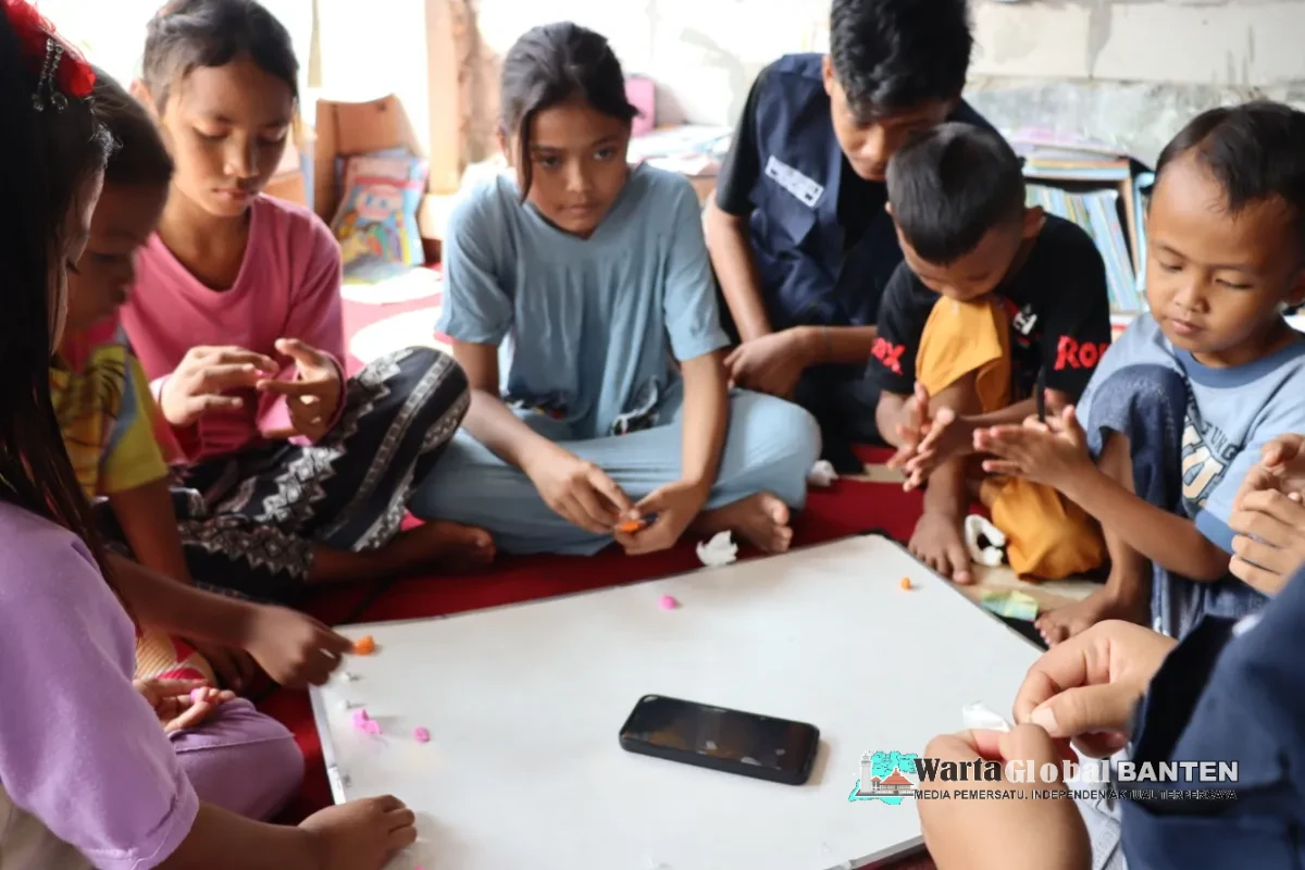 Dirikan Pojok Baca di Desa Cibodas, KKM Tematik Literasi Kelompok 50 UNTIRTA Hadirkan Ruang Belajar yang Menyenangkan