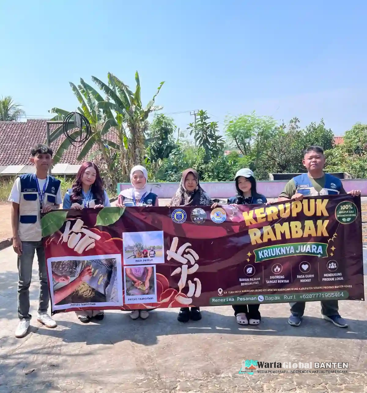 Meningkatkan Daya Tarik Konsumen melalui Desain dan pemasangan Banner UMKM Kerupuk Rambak Cap Jangkar bersama KKM 61 Universitas Bina Bangsa