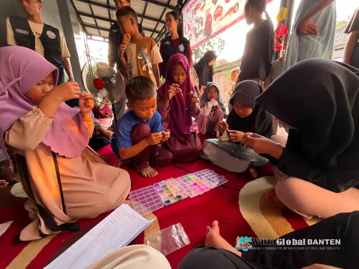 Merangkai Kreativitas Melalui Manik-Manik: KKM Tematik Literasi Kelompok 50 Untirta Gelar Lomba Kerajinan di Desa Cibodas