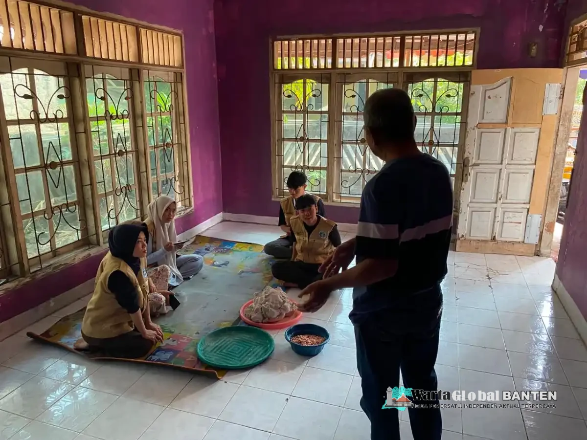 Mahasiswa KKM Universitas Bina Bangsa Kelompok 39 Desa Petir Dampingi Proses Produksi Cilok sebagai Upaya Pemberdayaan UMKM Desa Petir