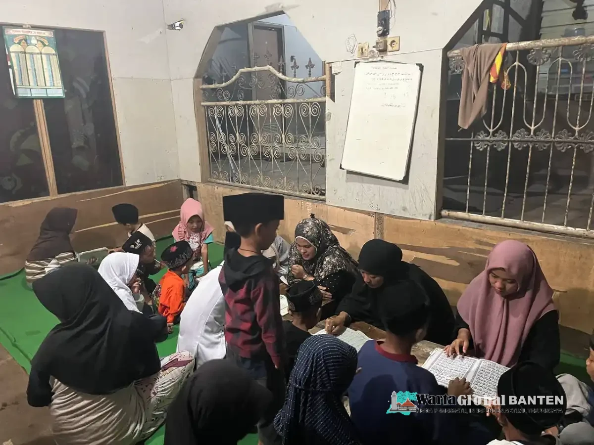 Menyalakan Semangat Belajar di Malam Hari Bentuk Kepedulian Kelompok 89 KKM Universitas Bina Bangsa Untuk Desa Panancangan