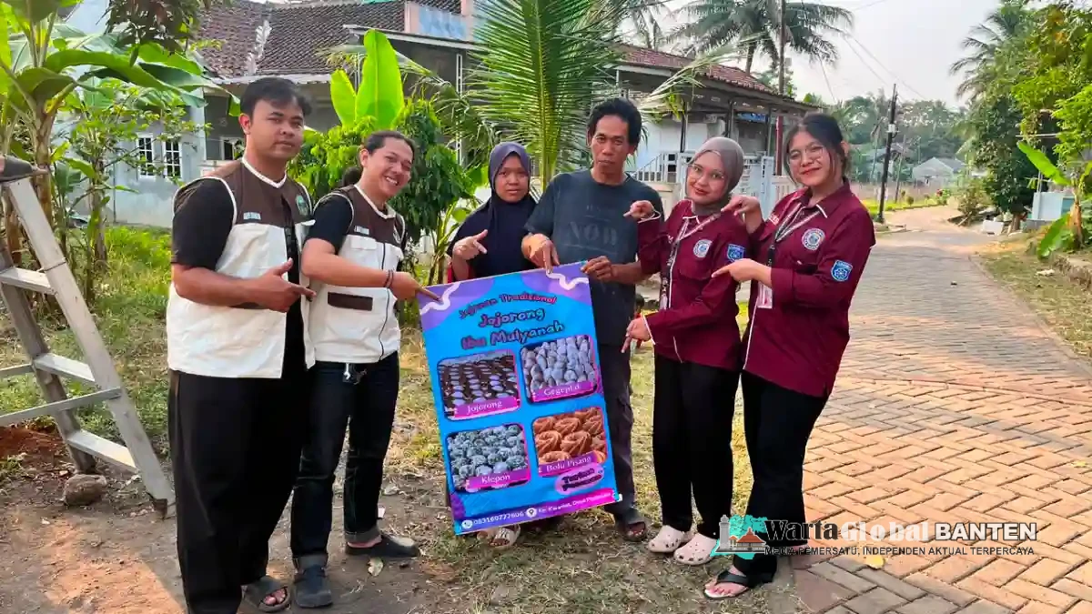 KKM Kelompok 46 Universitas Bina Bangsa Dampingi UMKM Desa Padasuka, dari Pelatihan hingga Pemasangan Banner