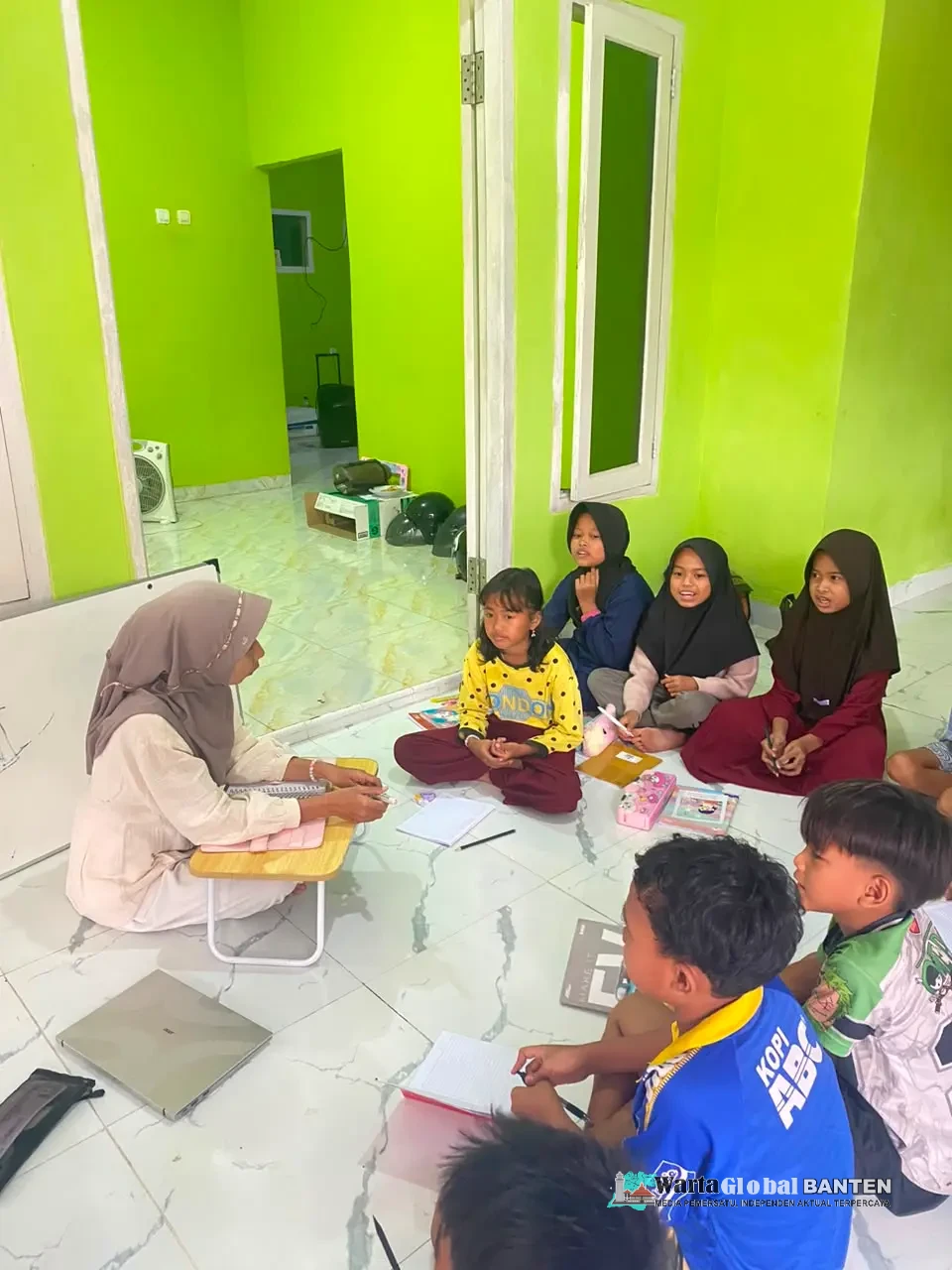 Mahasiswa KKM Kelompok 10 Universitas Bina Bangsa Gelar Les Offline bagi Anak-Anak di Kubang Lor, Kelurahan kemanisan, Kota Serang