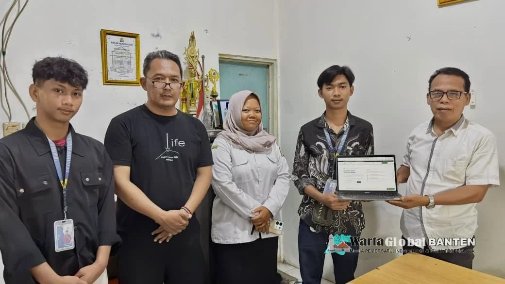 KKM 06 MESJID PRIYAYI SERAHKAN WEBSITE KELURAHAN SEBAGAI INOVASI PELAYANAN PUBLIK KKM 06 MESJID PRIYAYI SERAHKAN WEBSITE KELURAHAN SEBAGAI INOVASI PELAYANAN PUBLIK
