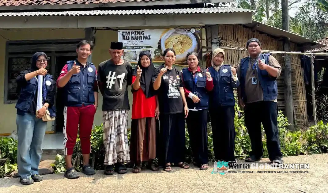 KKM UNIBA Kelompok 41 Laksanakan Pemasangan Banner UMKM di Desa Tambiluk untuk Mendukung Pemberdayaan Ekonomi Masyarakat