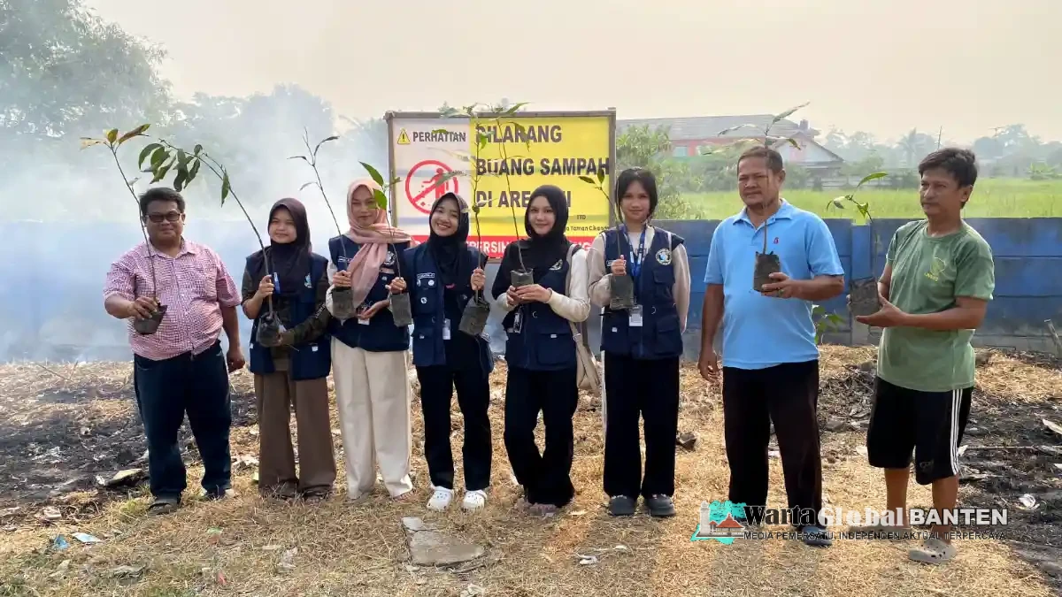 MAHASISWA KKM UNIVERSITAS BINA BANGSA KELOMPOK 90,PENANAMAN DAN PEMBAGIAN BIBIT TANAMAN DALAM UPAYA PENCEGAHAN BANJIR