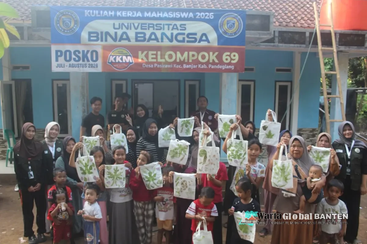 KKM Kelompok 69 UNIBA Kenalkan Kerajinan Ecoprint kepada Warga Desa Pasirawi
