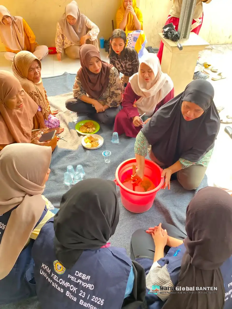 Mahasiswa KKM 23 Desa Pelawad Universitas Bina Bangsa Gelar Pelatihan 
Pembuatan Sabun Cuci Piring Bersama Ibu-Ibu Desa Pelawad