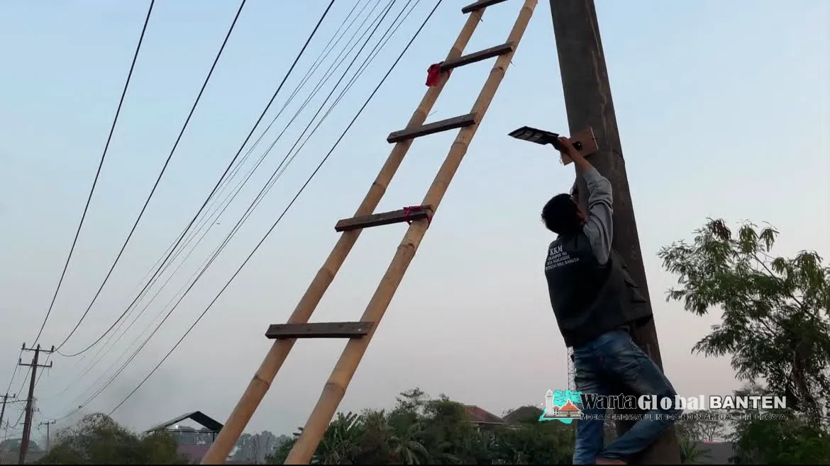 KKM Kelompok 100 Universitas Bina Bangsa Laksanakan Pemasangan Lampu Jalan Tenaga Surya untuk Tingkatkan Keamanan dan Kenyamanan Masyarakat