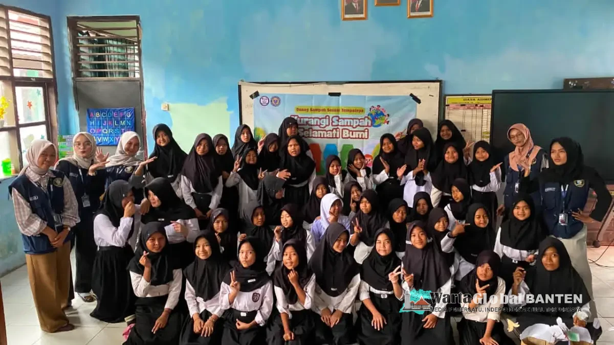 Mahasiswa KKM Kelompok 90 Universitas Bina Bangsa Edukasi Pengelolaan Sampah kepada Siswa SDN 4 Cikande