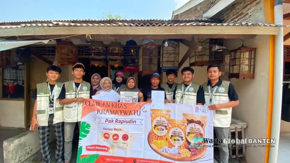 KKM 54 UNIBA Serahkan Sertifikat Halal, Logo Kemasan, dan Banner kepada UMKM Keripik Pisang di Kramatwatu