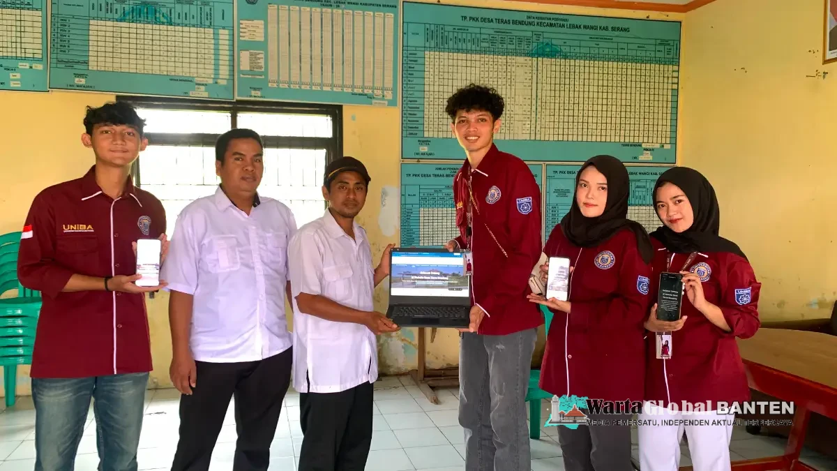 Wujudkan Desa Digital, Mahasiswa KKM Uniba Serahkan Website Profil Desa Teras Bendung