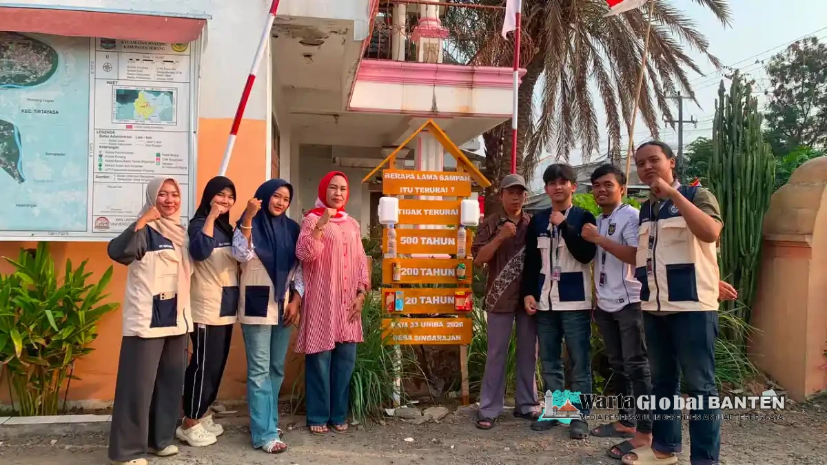 Kenali Waktu Penguraian Sampah, KKM 33 Hadirkan Papan Edukasi di Kantor Desa Singarajan