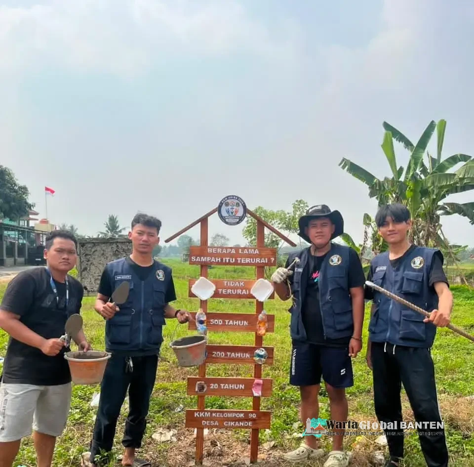 PELAKSANAAN KEGIATAN MAHASISWA KKM KELOMPOK 90 UNIVERSITAS BINA BANGSA DALAM PEMASANGAN TEKNOLOGI TEPAT GUNA (TTG) BERUPA PAPAN EDUKASI PENGELOLAAN SAMPAH