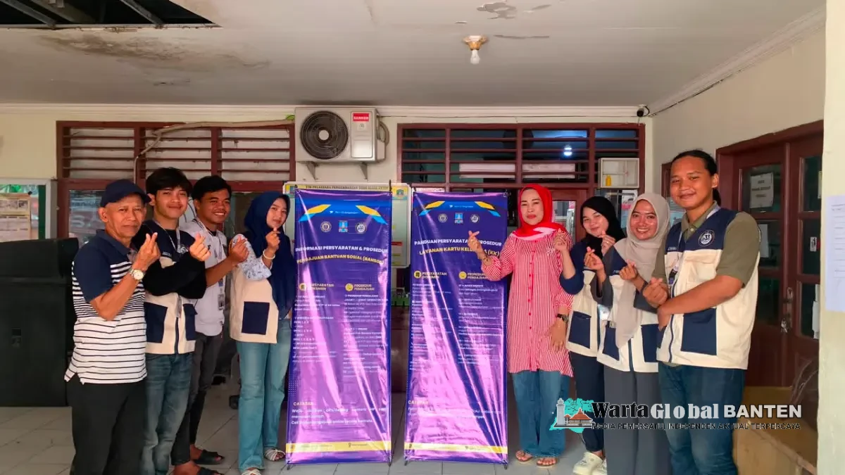 Informasi Layanan Publik Lebih Mudah Diakses, KKM 33 Hadirkan Banner Prosedur KK dan Pengajuan Bansos di Desa Singarajan