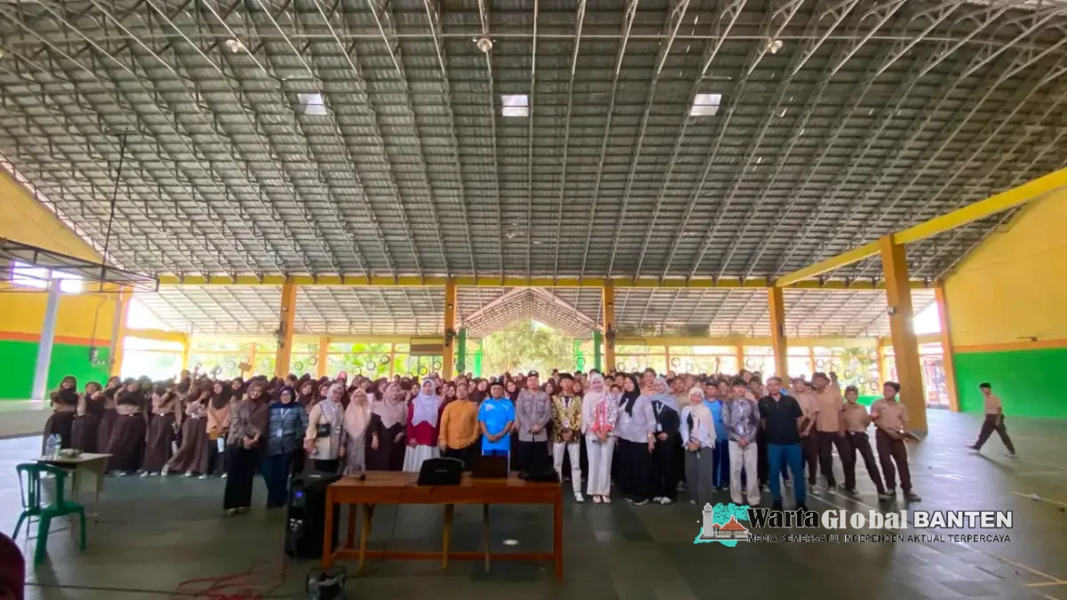 KKM Kelompok 54 UNIBA Edukasi Siswa SMPN 1 Kramatwatu tentang Kenakalan Remaja dan Bahaya Narkoba