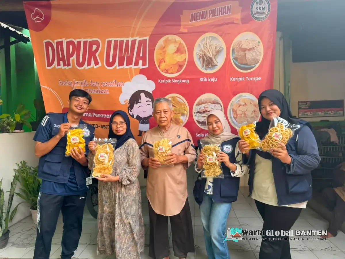 KKM Kelompok 21 Desa Citerep Bantu UMKM Tingkatkan Promosi Usaha Melalui Pemasangan Banner