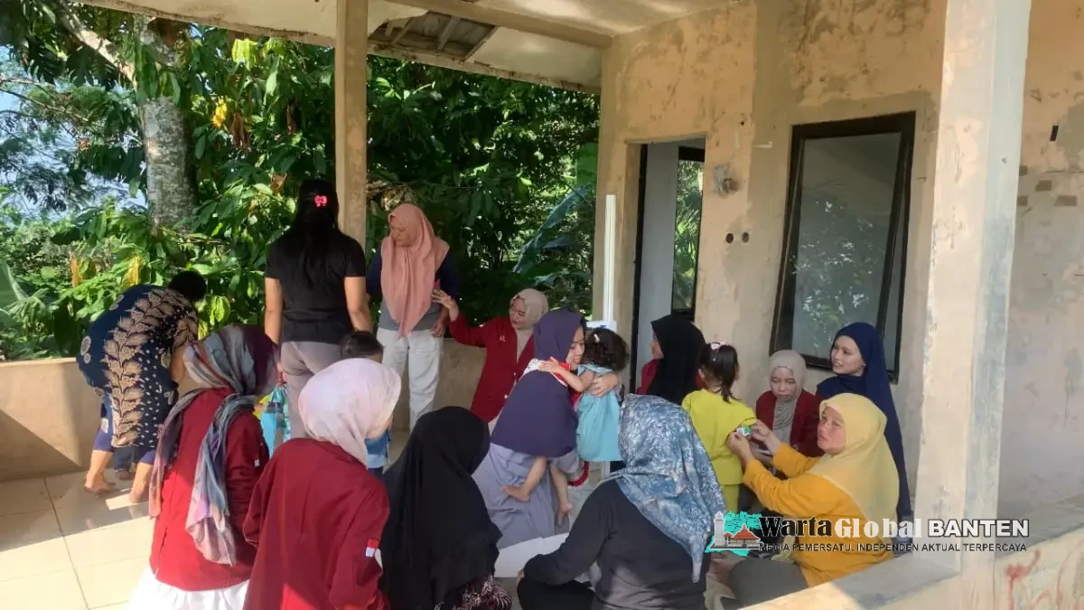 Mahasiswa KKM Kelompok 72 Universitas Bina Bangsa Berpartisipasi dalam Kegiatan Posyandu di Kampung Kadulisung