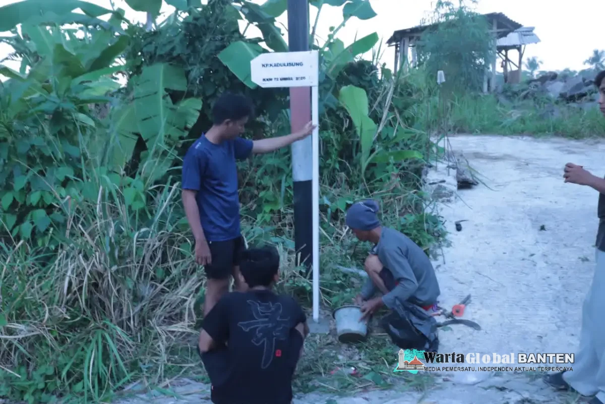 KKM Kelompok 72 UNIBA Tingkatkan Pelayanan Informasi Desa Palurahan melalui Pemasangan Plang Petunjuk Arah