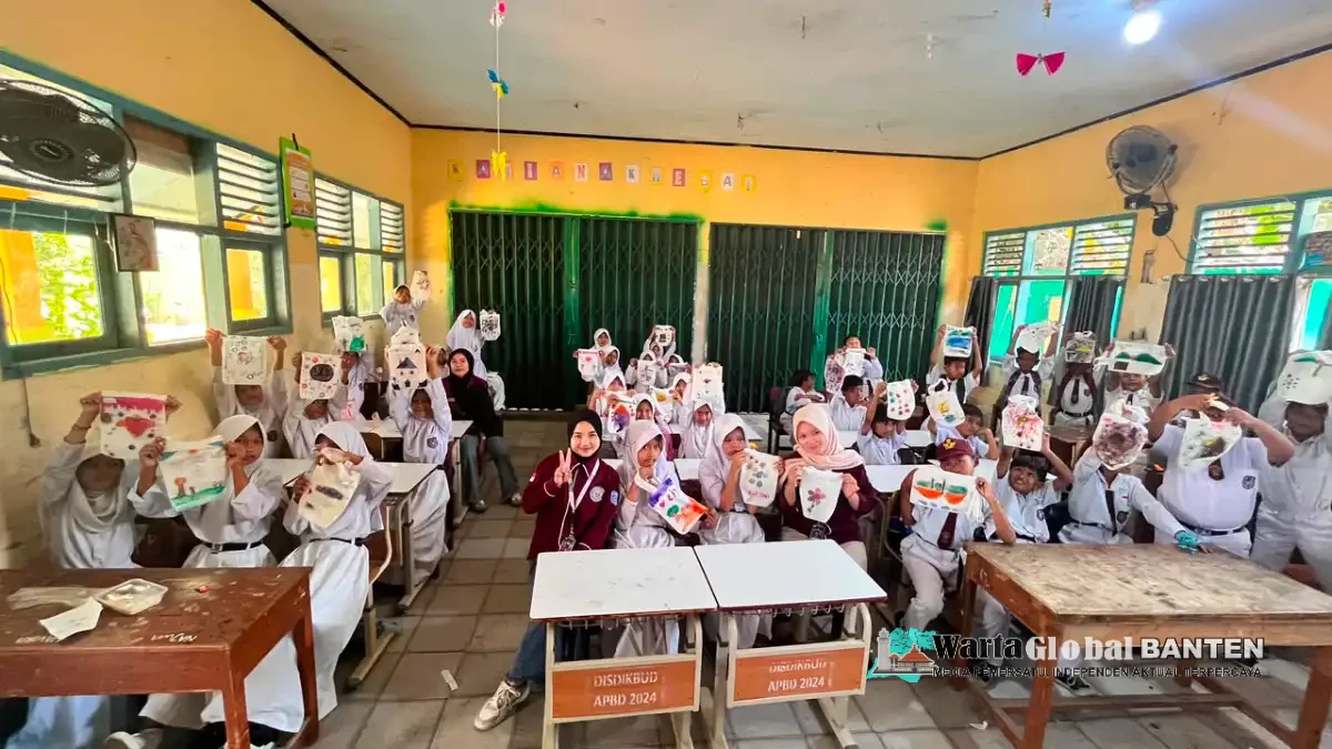 KKM 33 UNIBA Ajak Siswa SDN Singarajan Berkreasi melalui Painting Totebag Canvas