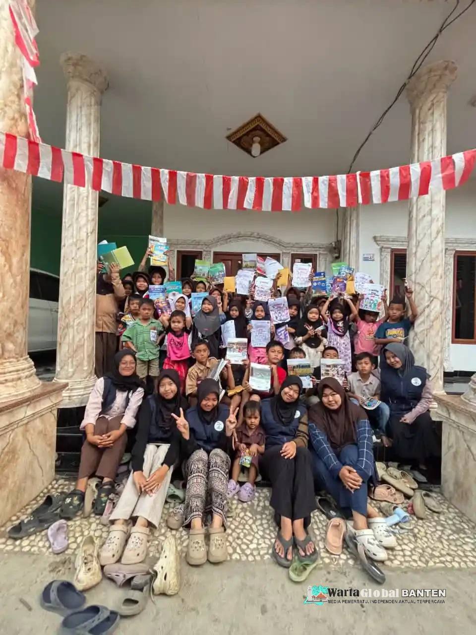 “Satu Anak Satu Buku”, KKM 41 UNIBA Gelar Literasi Bersama untuk Tumbuhkan Semangat Baca Anak Desa Tambiluk
