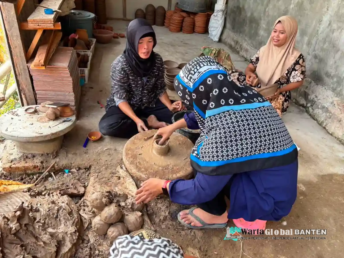 Dosen Akuntansi UNIBA dan KKM 20 Dampingi Pengrajin Gerabah Bumijaya Hitung HPP