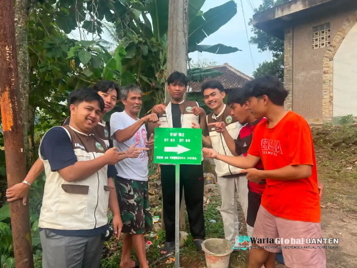 KKM Kelompok 46 Universitas Bina Bangsa Buat dan Pasang Plang Jalan di 5 Titik, Tancapkan Kaca Cembung demi Keselamatan Warga Padasuka