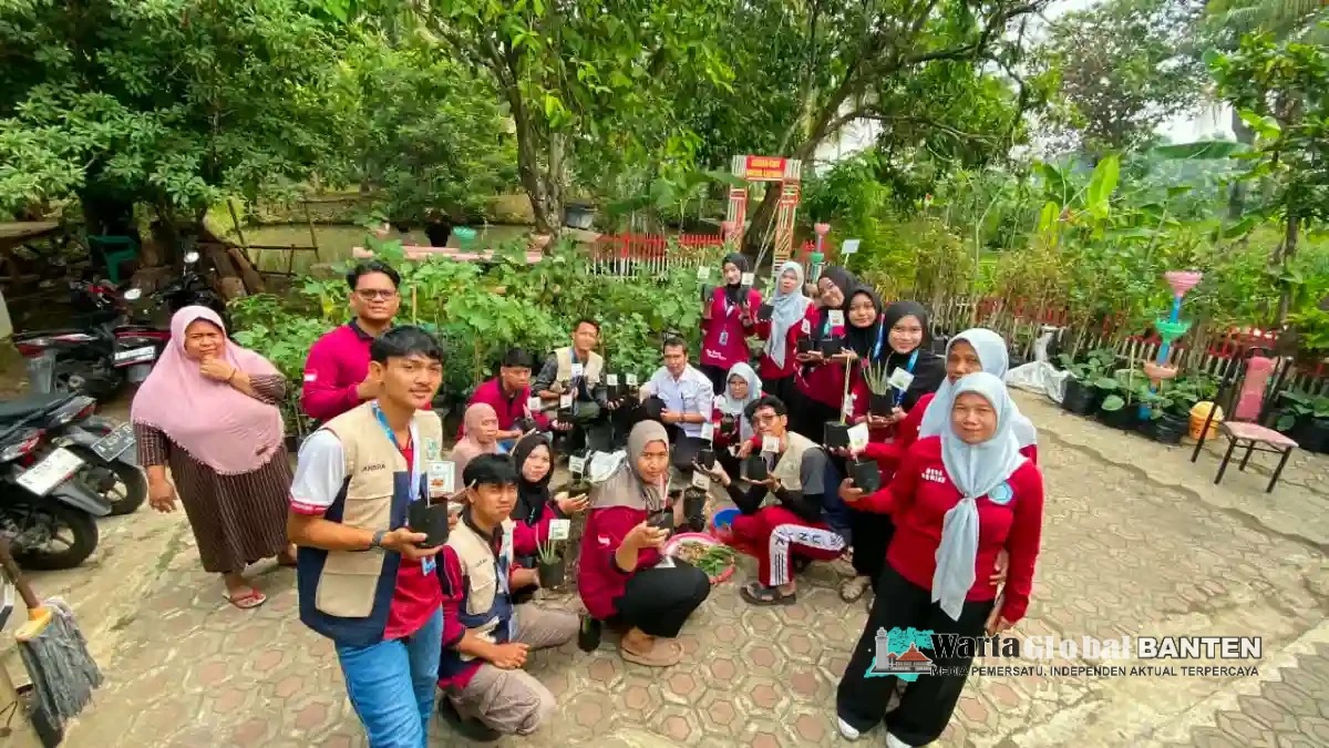 KKM 66 Universitas Bina Bangsa gelar sosialisasi dan praktik penanaman Tanaman Obat Keluarga bersama Dinas Pertanian di Kampung banjar