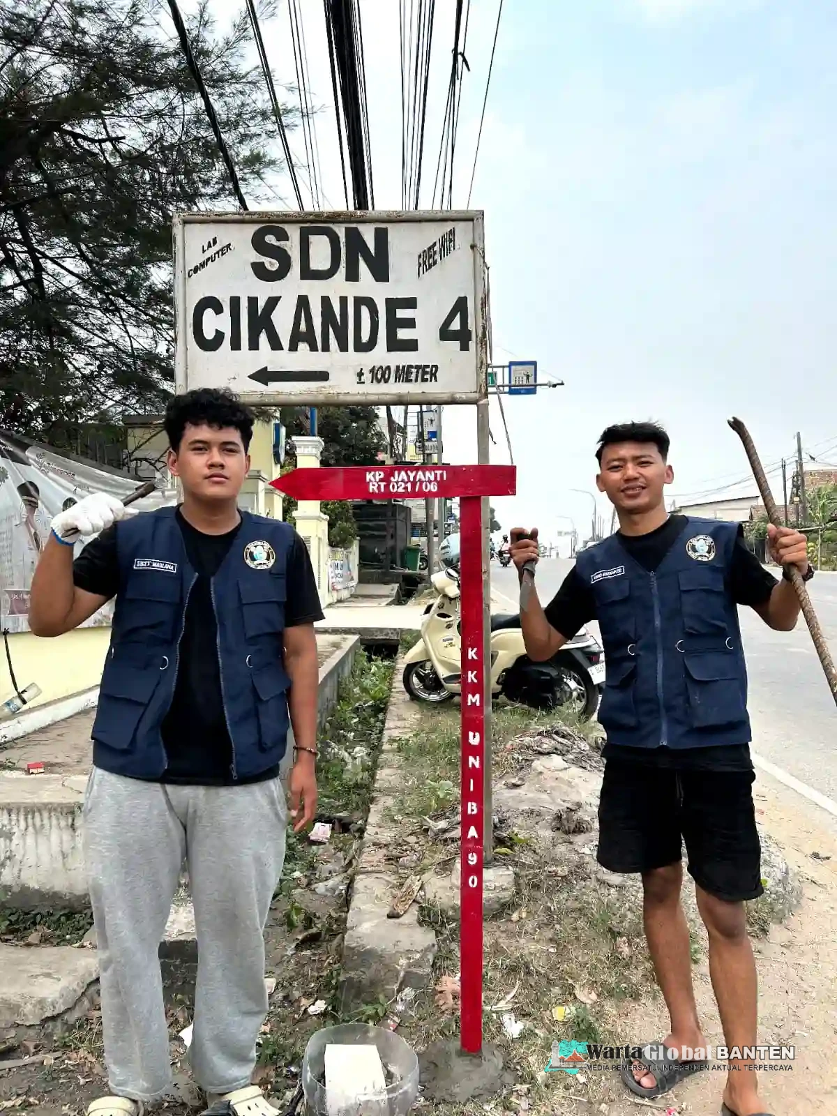 Pelaksanaan Program Kerja Mahasiswa Kkm Kelompok 90 Universitas Bina Bangsa Pemasangan Plang Penunjuk Jalan Desa Cikande
