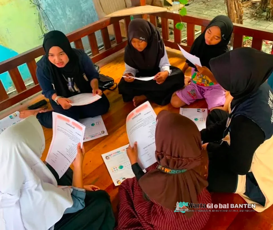 Belajar Bahasa Inggris dengan Menyenangkan, KKM 33 Kenalkan “Introducing Self” dan “To Be” bagi Anak SD di Perputakaan Pelangi Desa Singarajan