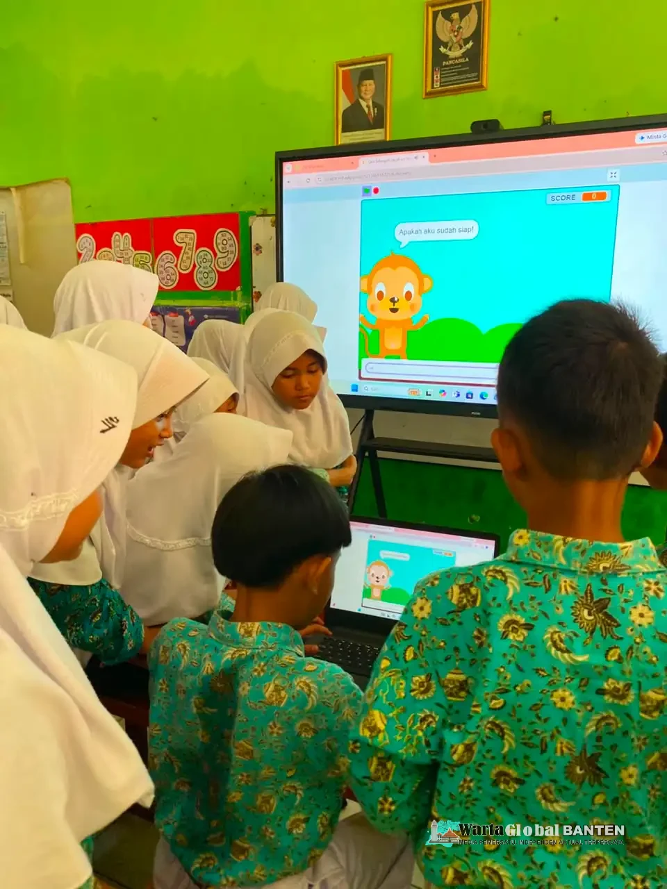 Mahasiswa KKM UNIBA Kelompok 22 Kenalkan Media Pembelajaran Scratch kepada Siswa SDN Beberan 1