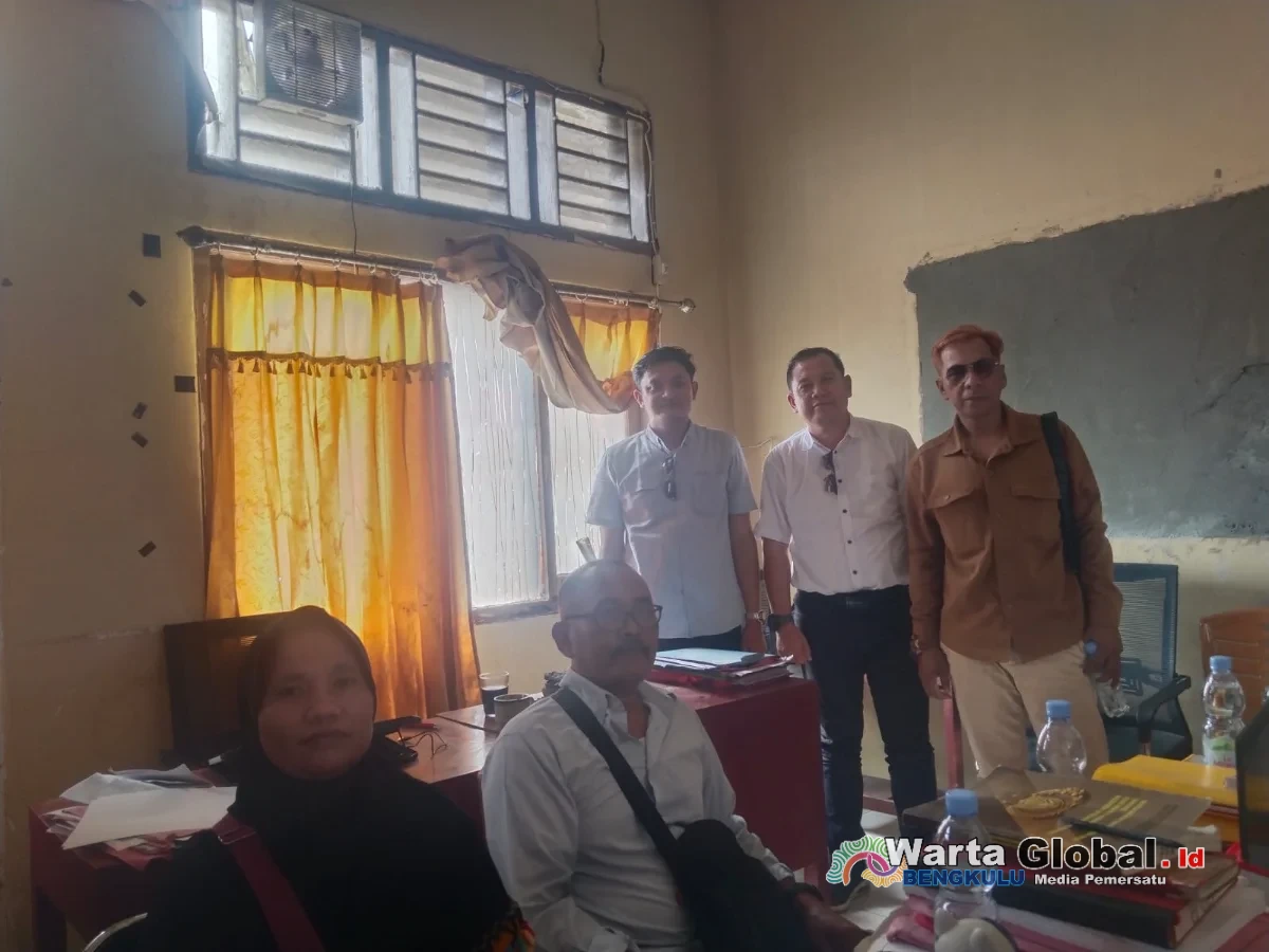 Didampingi Kades Seriani,Pengacara Rian Putranto dan Kolega, Warga Desa Talang Rami Berikan Keterangan di Polres Seluma Terkait Dugaan Pencabulan Oknum Guru Ngaji
