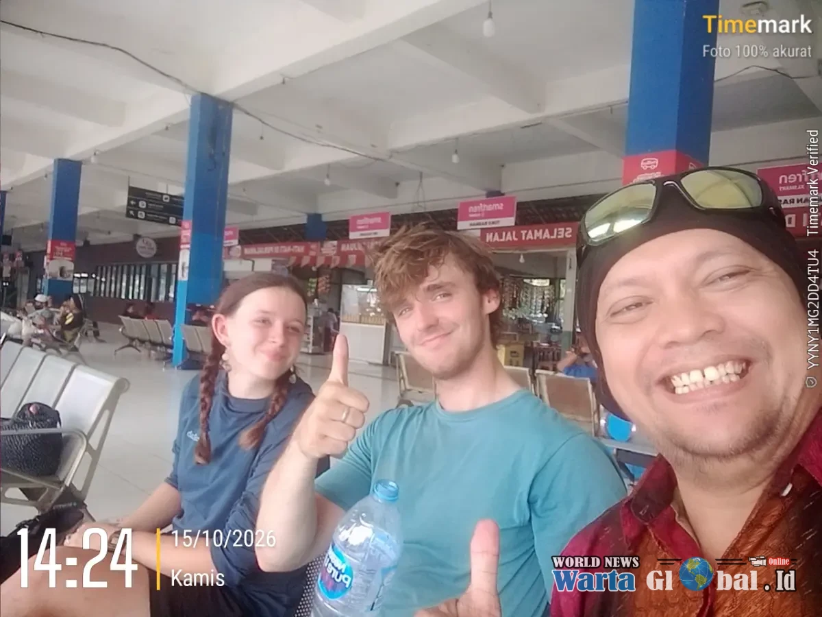 The Warm Friendship Between Mr. Andre and His Companion, Ms. Keysa, and Members of the Press at Kampung Rambutan Bus Terminal Reflects Positive Cross-Cultural Interaction