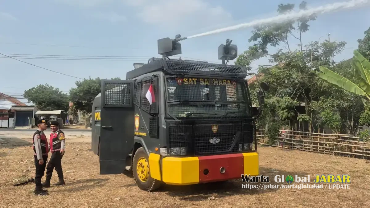 Polisi Siram Lahan Kering Di Babakancikao, Cegah Karhutla Saat Musim Kemarau