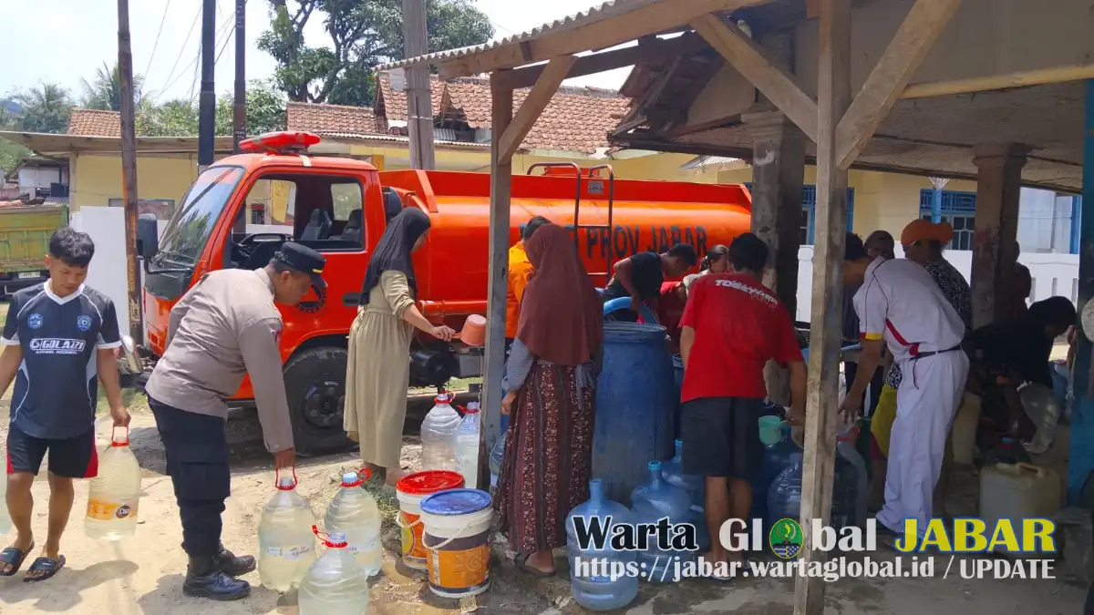 Hadapi Kemarau Panjang, Polsek Sukatani Dampingi BPBD Salurkan Air Bersih Untuk Warga Sukamaju