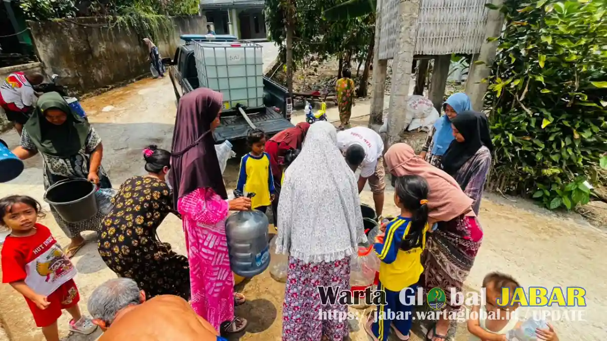 Polsek Plered Salurkan 1.000 Liter Air Bersih Untuk 40 Warga Tegalwaru