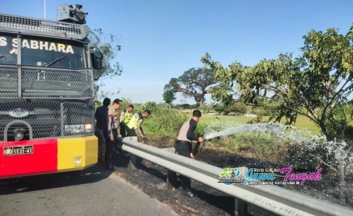 Lahan Jalan Tol Pejangan Terbakar, Polres Brebes Kerahkan Water Cannon Padamkan Api