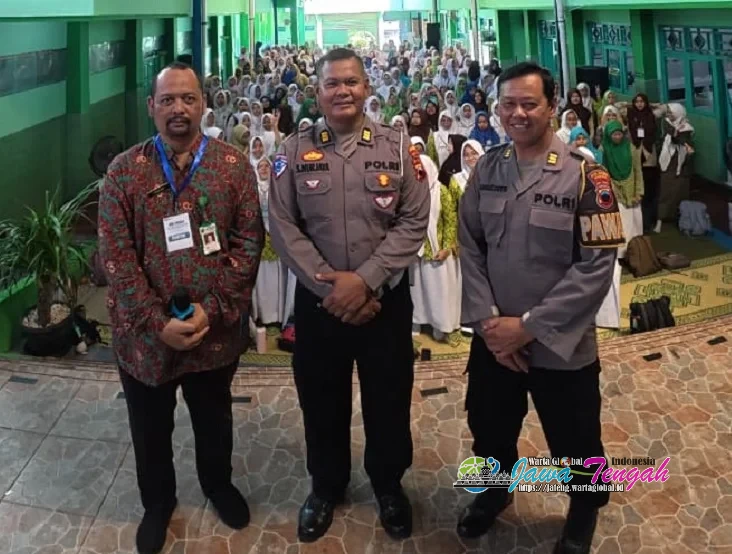 Satlantas Polresta Surakarta Gelar 'Police Go To School', di MAN 1, Tanamkan Budaya Tertib Lalu Lintas kepada Pelajar Satlantas Polresta Surakarta Gelar 'Police Go To School', di MAN 1, Tanamkan Budaya Tertib Lalu Lintas kepada Pelajar