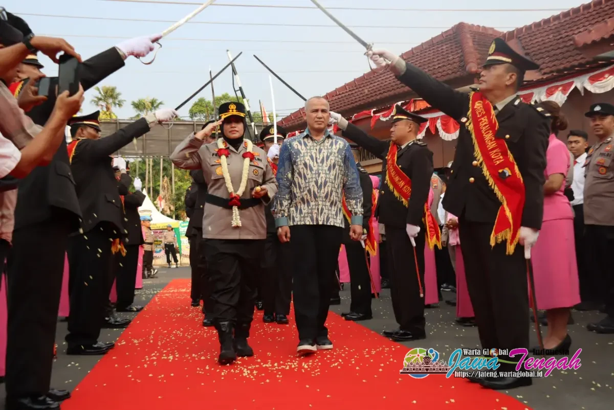Tradisi Pedang Pora Sambut Kapolres Pekalongan Kota AKBP Dies Ferra Ningtias