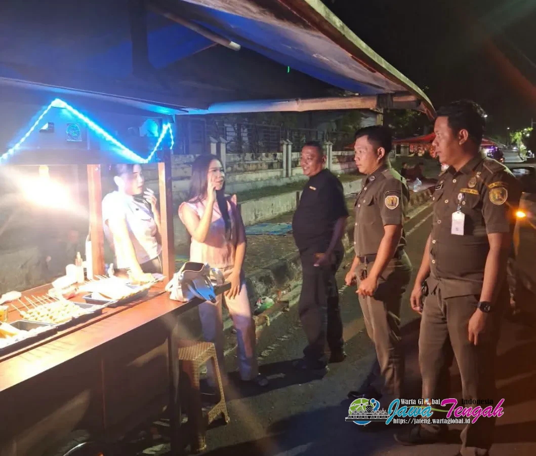 Sisir Angkringan di Alun-alun Kajen Satpol PP Temukan Sejumlah Botol Miras, Plt Bupati Sukirman Pastikan Pengawasan Siang dan Malam Diperketat