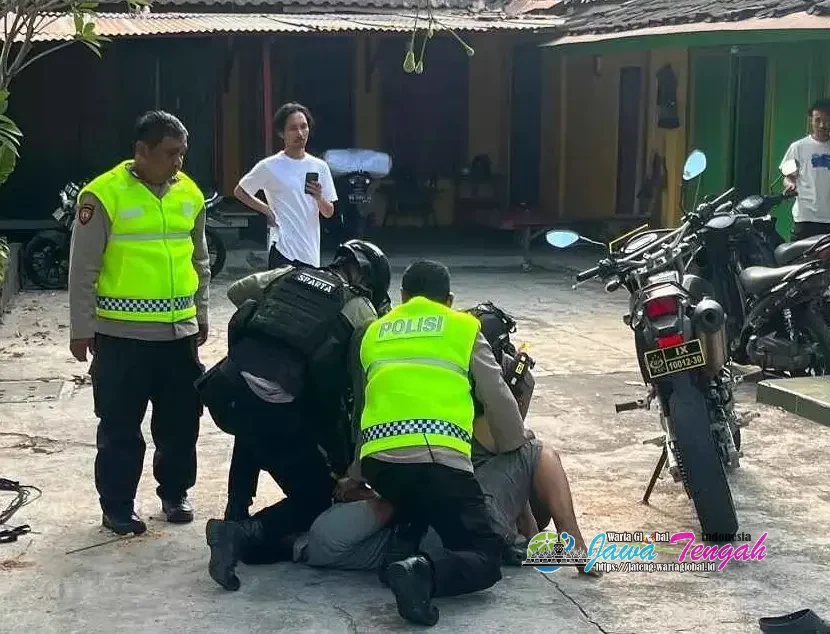 Tim Sparta Polresta Surakarta Amankan Pria Mengamuk Serahkan ke RSJ