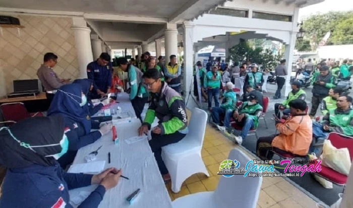 Polresta Surakarta Gelar Bhakti Presisi, 200 Pengemudi Ojol dan Supeltas Terima Sembako dan Bantuan Sosial hingga Layanan Kesehatan Gratis