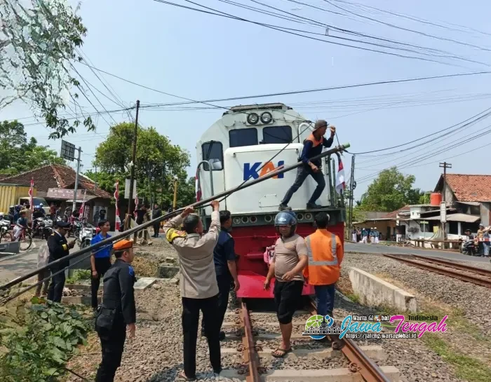 Tiang Kabel WiFi Ambruk ke Rel, Perjalanan Kereta di Pekalongan Sempat Terhambat