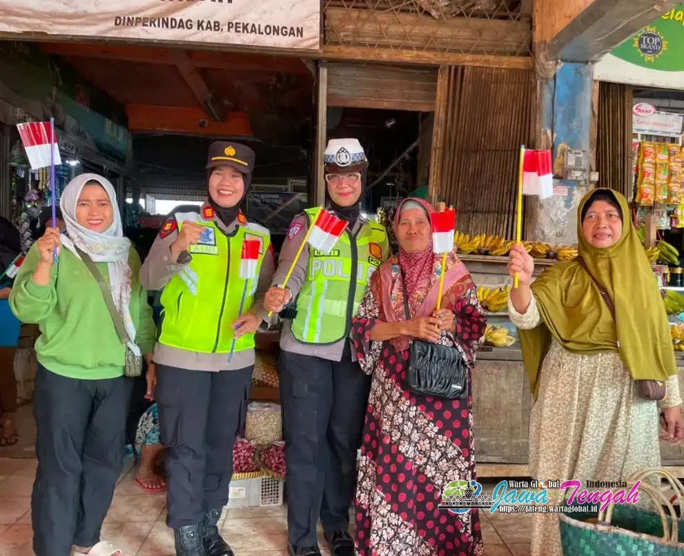 Polres Pekalongan Bagikan Ribuan Bendera Merah Putih, Semarakkan HUT RI ke-81