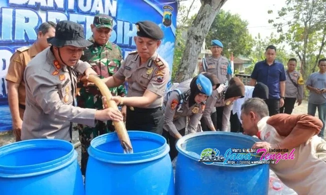 Polres Sukoharjo Salurkan 4 Tanki Air Bersih untuk Warga Terdampak Kekeringan di Kecamatan Bulu